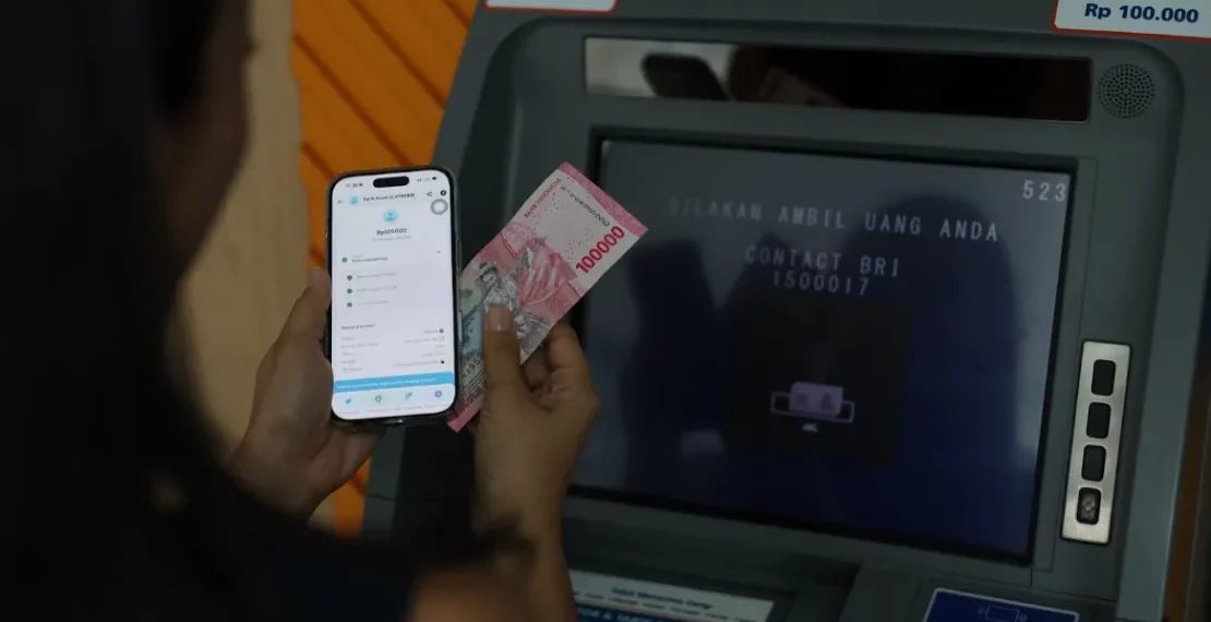 Seseorang sedang melakukan tarik tunai saldo di mesin ATM. (Foto: Istimewa)