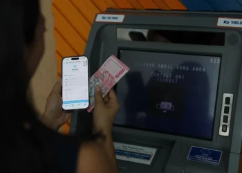 Seseorang sedang melakukan tarik tunai saldo di mesin ATM. (Foto: Istimewa)