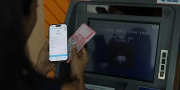Seseorang sedang melakukan tarik tunai saldo di mesin ATM. (Foto: Istimewa)