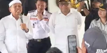 Gubernur Jawa Barat Dedi Mulyadi saat penyerahan secara simbolis kompensasi kepada sopir angkutan kota (angkot) yang melayani jalur Puncak di Mako Polres Bogor, Cibinong, Kabupaten Bogor, Jawa Barat, Minggu (15/3/2026). (Foto: ANTARA/M Fikri Setiawan)