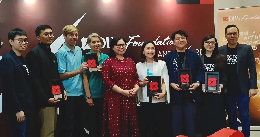 Head of Group Marketing & Communications PT Bank DBS Indonesia, Mona Monika (tengah) bersama para penerima hibah DBS Foundation Grant Program 2025. (Foto: Yulian Saputra)