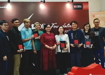 Head of Group Marketing & Communications PT Bank DBS Indonesia, Mona Monika (tengah) bersama para penerima hibah DBS Foundation Grant Program 2025. (Foto: Yulian Saputra)