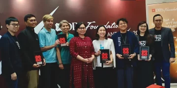 Head of Group Marketing & Communications PT Bank DBS Indonesia, Mona Monika (tengah) bersama para penerima hibah DBS Foundation Grant Program 2025. (Foto: Yulian Saputra)