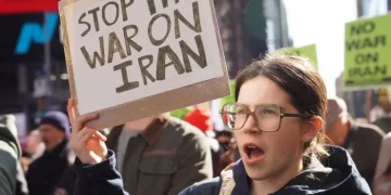 Sejumlah warga kota membentangkan poster saat aksi unjuk rasa menentang serangan AS-Israel terhadap Iran, di New York, Amerika Serikat, Sabtu (28/2/2026). Ratusan warga New York berkumpul di Times Square dan berjalan di sepanjang jalan-jalan di Kota New York untuk memprotes serangan udara AS-Israel terhadap Iran pada hari Sabtu. )Foto: ANTARA FOTO/Xinhua/Zhang Fengguo/nz)