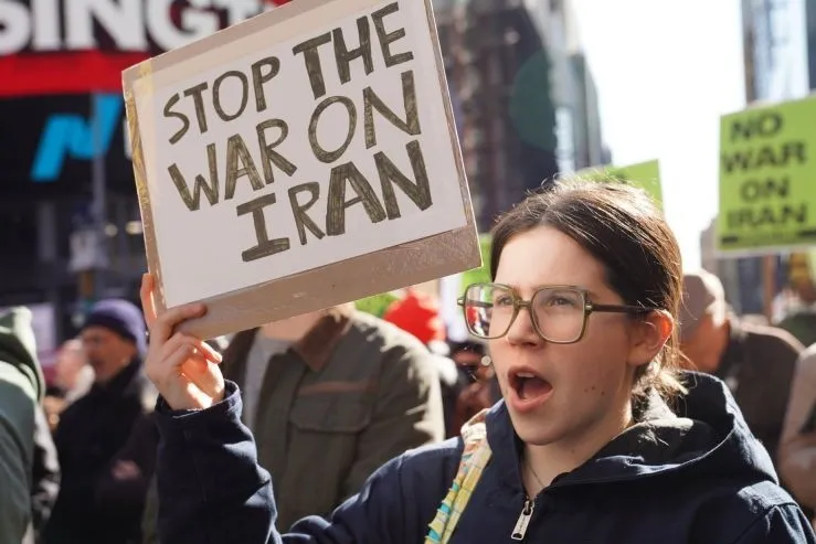 Sejumlah warga kota membentangkan poster saat aksi unjuk rasa menentang serangan AS-Israel terhadap Iran, di New York, Amerika Serikat, Sabtu (28/2/2026). Ratusan warga New York berkumpul di Times Square dan berjalan di sepanjang jalan-jalan di Kota New York untuk memprotes serangan udara AS-Israel terhadap Iran pada hari Sabtu. )Foto: ANTARA FOTO/Xinhua/Zhang Fengguo/nz)