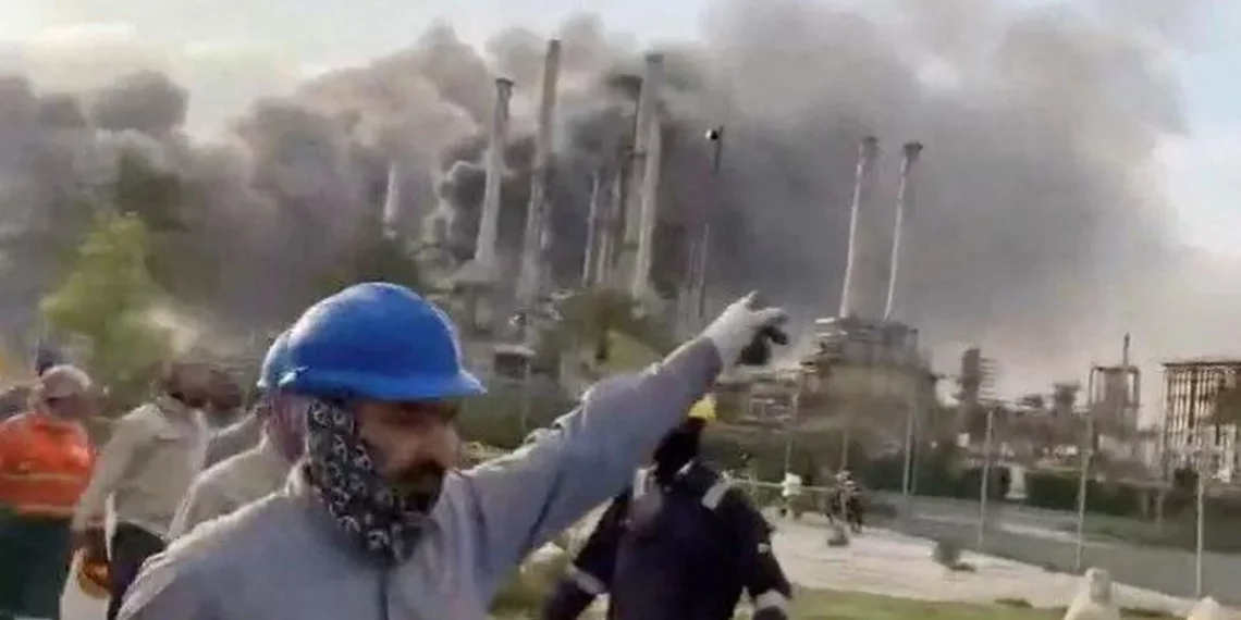 Serangan Iran ke kilang minyak Ras Tanura di Arab Saudi, beberapa waktu lalu. (Foto: Istimewa)