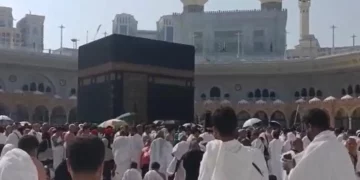 Sejumlah umat Islam bersiap menjalani ibadah di Masjidil Haram, Makkah, Arab Saudi, Senin, 23 Februari 2026). (Foto: Erman Subekti)