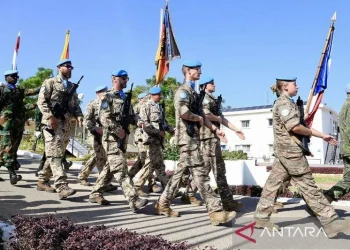 Pasukan Sementara Perserikatan Bangsa-Bangsa di Lebanon (UNIFIL) menggelar parade militer di markas besarnya di Naqoura, Lebanon selatan pada 24 Oktober 2025, untuk memperingati ulang tahun ke-80 berdirinya Perserikatan Bangsa-Bangsa. (Xinhua/Ali Hashisho)