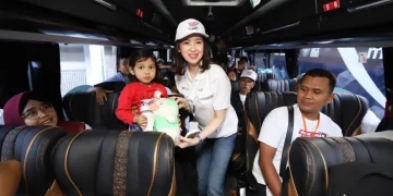 Senyum dan antusiasme mewarnai momen saat Wakil Direktur Utama BNI Alexandra Askandar berinteraksi dengan para pemudik di dalam bus sebelum keberangkatan program Mudik Gratis BUMN 2026 dari Ring Road Gelora Bung Karno (GBK), Jakarta. (Foto: Dok. BNI)