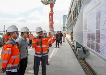 Wakil Presiden (Wapres) Republik Indonesia, Gibran Rakabuming menyusuri proyek pengembangan dermaga dan fasilitas produksi PT Semen Indonesia (Persero) Tbk (SIG) di Kabupaten Tuban, Jawa Timur, pada Jumat, 6 Maret 2026