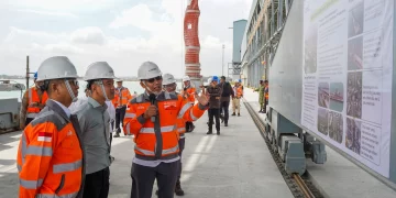 Wakil Presiden (Wapres) Republik Indonesia, Gibran Rakabuming menyusuri proyek pengembangan dermaga dan fasilitas produksi PT Semen Indonesia (Persero) Tbk (SIG) di Kabupaten Tuban, Jawa Timur, pada Jumat, 6 Maret 2026