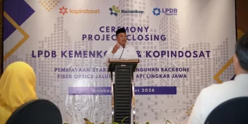 Menteri Koperasi Ferry Juliantono saat meninjau proyek pembangunan Backbone Fiber Optic Jalur Kereta Api Lingkar Jawa di Stasiun Gubeng, Surabaya, Senin (9/3)