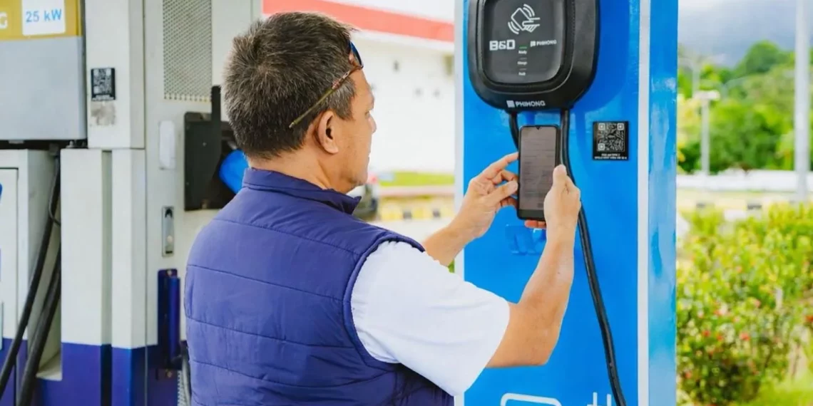 Salah satu pengguna EV tengah melakukan scan barcode pada aplikasi PLN Mobile untuk transaksi pengisian daya di SPKLU standard charging.