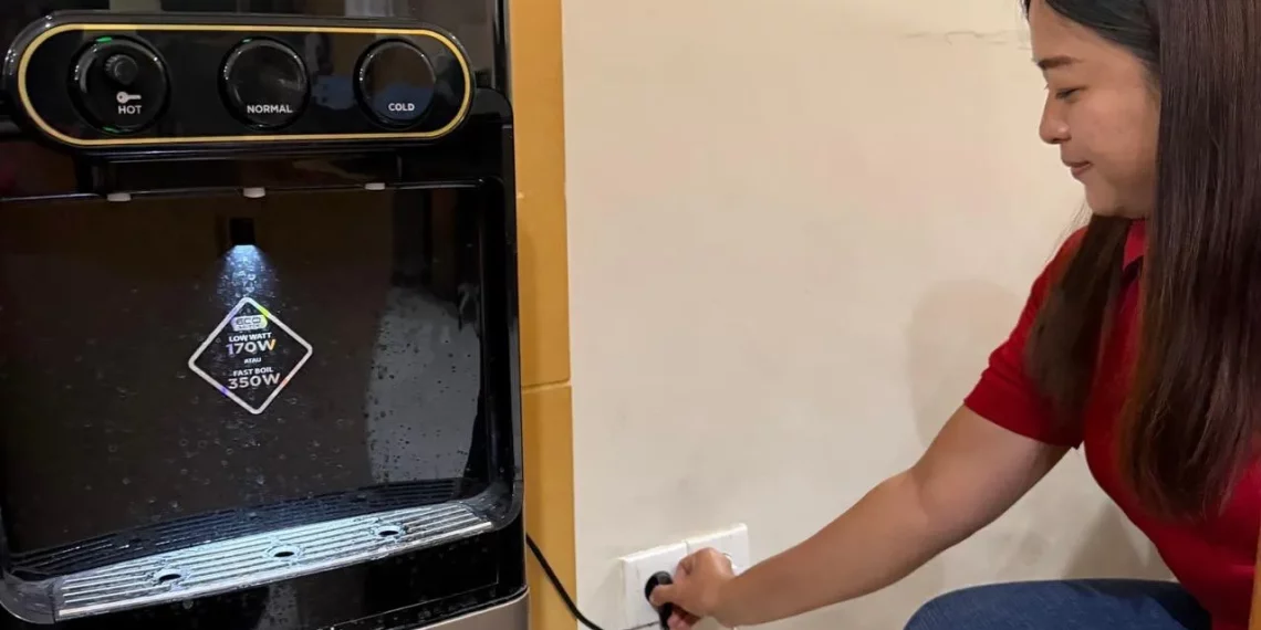 Ilustrasi pelanggan sedang mencabut peralatan elektronik dari stop kontak sebagai langkah mencegah aliran listrik yang tidak diperlukan serta menghindari potensi gangguan listrik selama mudik Idulfitri 1447 H.