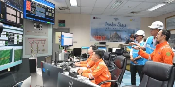 Direktur Utama PLN, Darmawan Prasodjo (kedua dari kanan) saat mengecek Central Control Room (CCR) atau ruang kendali utama Pembangkit Listrik Tenaga Gas dan Uap (PLTGU) Cilegon, Senin, (16/3).