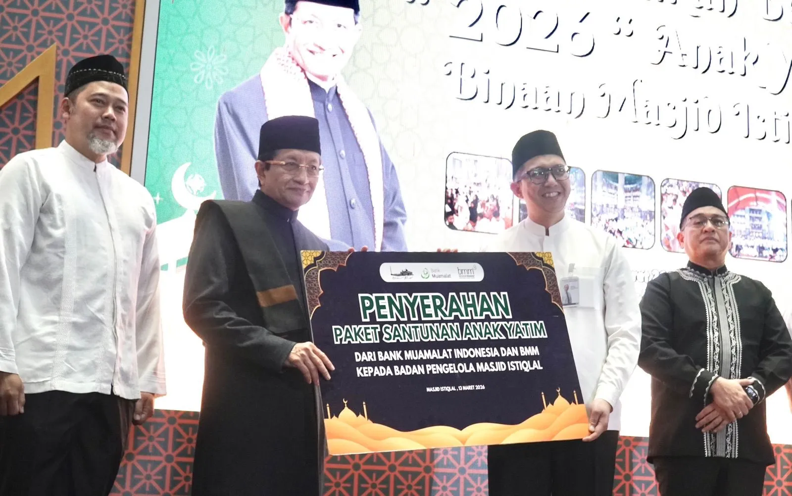 PT Bank Muamalat Indonesia Tbk dan Baitulmaal Muamalat (BMM) menyalurkan bantuan senilai Rp240 juta untuk santunan 2.026 anak yatim,