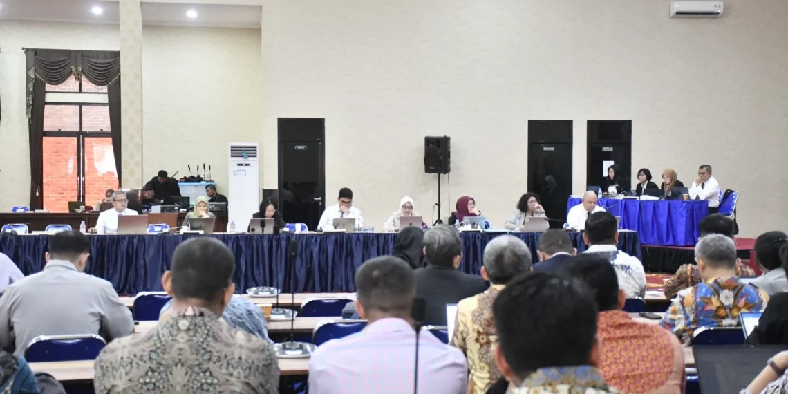 Komisi Pengawas Persaingan Usaha (KPPU) telah menjatuhkan sanksi total denda Rp755 miliar kepada 97 pindar