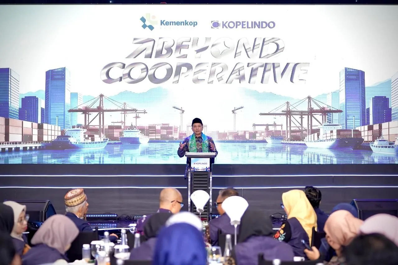 Menkop Ferry saat membuka Rapat Anggota Tahunan (RAT) Kopelindo yang berlangsung di Surabaya, Sabtu (28/3)