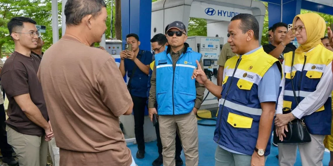 Menteri Energi dan Sumber Daya Mineral (ESDM), Bahlil Lahadalia (kedua dari kanan) saat menyapa pengguna kendaraan listrik yang sedang melakukan pengisian daya di SPKLU Rest Area KM 519B, Sragen, Jawa Tengah, Kamis (26/3). Foto : Biro KLIK Kementerian ESDM