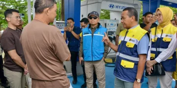 Menteri Energi dan Sumber Daya Mineral (ESDM), Bahlil Lahadalia (kedua dari kanan) saat menyapa pengguna kendaraan listrik yang sedang melakukan pengisian daya di SPKLU Rest Area KM 519B, Sragen, Jawa Tengah, Kamis (26/3). Foto : Biro KLIK Kementerian ESDM