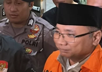 Mantan Menteri Agama sekaligus tersangka kasus kuota haji Yaqut Cholil Qoumas memakai rompi oranye dan berjalan menuju mobil tahanan di Gedung Merah Putih KPK, Jakarta, Kamis (12/3/2026). (Foto: ANTARA/Rio Feisal)