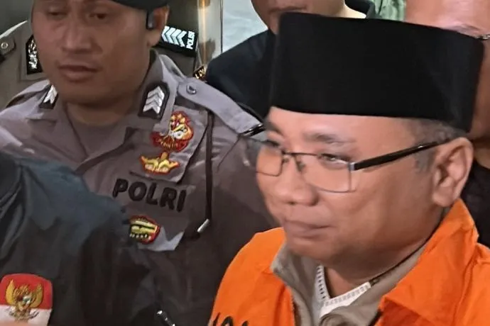 Mantan Menteri Agama sekaligus tersangka kasus kuota haji Yaqut Cholil Qoumas memakai rompi oranye dan berjalan menuju mobil tahanan di Gedung Merah Putih KPK, Jakarta, Kamis (12/3/2026). (Foto: ANTARA/Rio Feisal)