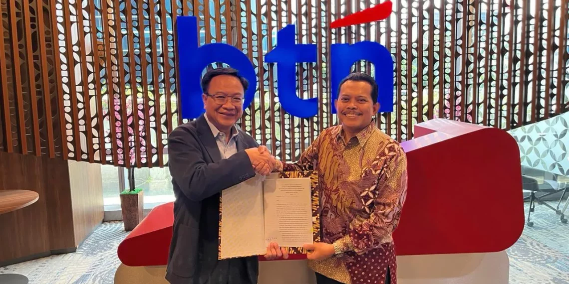 Penandatanganan perjanjian kerja sama Commercial Line Facility Kontra Bank Garansi dengan PT Bank Tabungan Negara (Persero) Tbk (Bank BTN) oleh Direktur Bisnis Askrindo Budhi Novianto dan Division Head Financial Institution & Capital Market Bank BTN R. Wahju Budhi Witjaksono. (Foto: Istimewa)