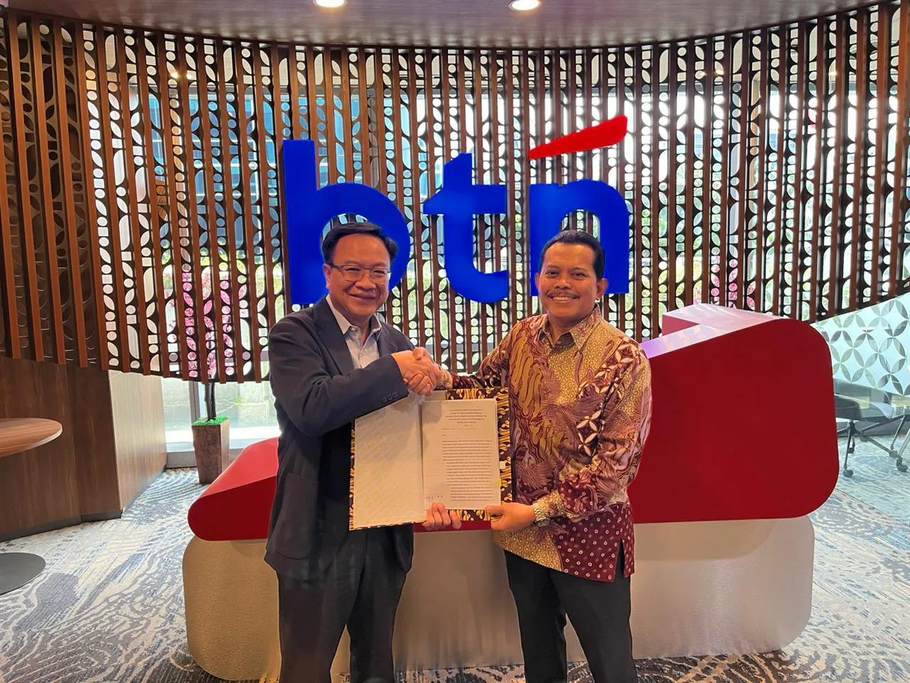 Penandatanganan perjanjian kerja sama Commercial Line Facility Kontra Bank Garansi dengan PT Bank Tabungan Negara (Persero) Tbk (Bank BTN) oleh Direktur Bisnis Askrindo Budhi Novianto dan Division Head Financial Institution & Capital Market Bank BTN R. Wahju Budhi Witjaksono. (Foto: Istimewa)