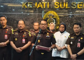 Kepala Kejati Sulsel Didik Farkhan Alisyahdi (tengah) didampingi jajarannya menyampaikan keterangan pers terkait penetapan tersangka atas perkara dugaan tindak pidana korupsi bibit nanas dengan kerugian negara ditaksir Rp50 miliar dari total anggaran Rp60 miliar di Kantor Kejakasaan Tinggi Sulawesi Selatan, Makassar, Senin (9/3/2026) malam. ANTARA/Darwin Fatir.