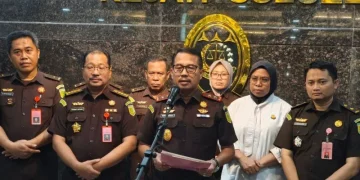 Kepala Kejati Sulsel Didik Farkhan Alisyahdi (tengah) didampingi jajarannya menyampaikan keterangan pers terkait penetapan tersangka atas perkara dugaan tindak pidana korupsi bibit nanas dengan kerugian negara ditaksir Rp50 miliar dari total anggaran Rp60 miliar di Kantor Kejakasaan Tinggi Sulawesi Selatan, Makassar, Senin (9/3/2026) malam. ANTARA/Darwin Fatir.