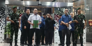 Direktur Penyidikan (Dirdik) Jaksa Agung Muda Bidang Tindak Pidana Khusus (Jampidsus) Kejagung Syarief Sulaeman (tengah kanan) dan Kepala Pusat Penerangan Hukum (Kapuspenkum) Kejagung Anang Supriatna (tengah kiri) memberikan keterangan pers di Gedung Jampidsus Kejagung, Jakarta, Kamis (9/4/2026). (ANTARA/Nadia Putri Rahmani)