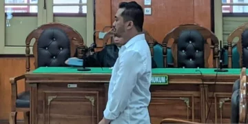 Terdakwa Amsal Sitepu ketika mendengarkan putusan majelis hakim di ruang sidang Cakra Utama Pengadilan Tipikor pada Pengadilan Negeri Medan, Sumatera Utara, Rabu (1/4/2026). ANTARA/Aris Rinaldi Nasution.