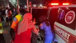 Sejumlah petugas dan warga mengevakuasi korban kecelakaan commuter line (KRL) jurusan Cikarang yang bertabrakan dengan Kereta Api (KA) Jarak Jauh Argo Bromo Anggrek di stasiun Bekasi Timur, Jawa Barat, Senin (27/4/2026) malam. (Foto: ANTARA/Pradita Kurniawan Syah)