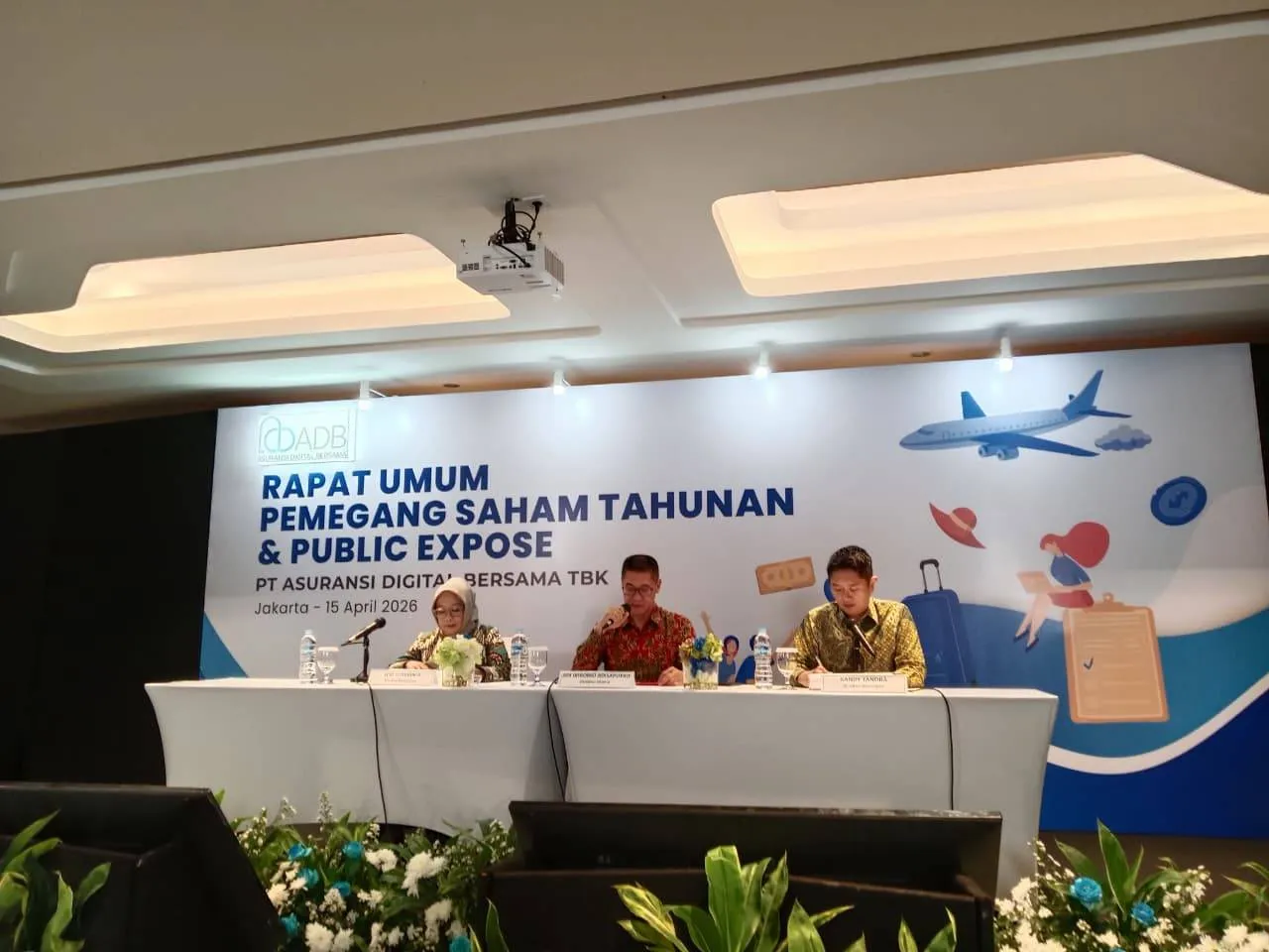 Direktur Utama ADB, Adi Wibowo Adisaputra (tengah) menyampaikan paparan dalam public expose (pubex) perusahaan pada Rabu (15/4). (Foto: Mohammad Adrianto Sukarso)