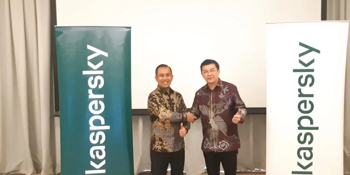 Managing Director Kaspersky Asia Pasifik, Adrian Hia (kanan) dan Country Manager Kaspersky Indonesia, Defi Nofitra (kiri) di Jakarta, Rabu (8/4). (Foto: Steven Widjaja)