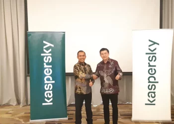 Managing Director Kaspersky Asia Pasifik, Adrian Hia (kanan) dan Country Manager Kaspersky Indonesia, Defi Nofitra (kiri) di Jakarta, Rabu (8/4). (Foto: Steven Widjaja)