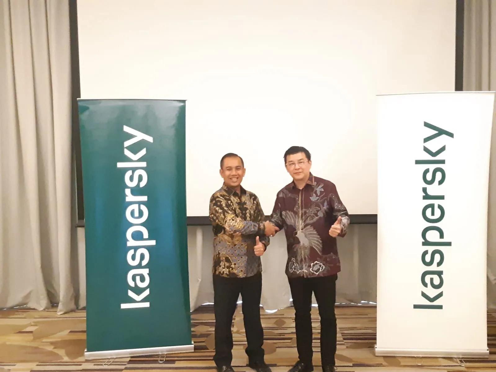 Managing Director Kaspersky Asia Pasifik, Adrian Hia (kanan) dan Country Manager Kaspersky Indonesia, Defi Nofitra (kiri) di Jakarta, Rabu (8/4). (Foto: Steven Widjaja)