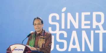 Ketua Umum Asosiasi Bank Pembangunan Daerah (Asbanda), Agus H. Widodo menyampaikan sambutan dalam Gala Dinner dan Expo Undian Tabungan Simpeda Periode ke-2 Tahun XXXVI-2026 di Pendopo Balaikota Surakarta, Kamis (16/4). (Foto: M. Zulfikar)