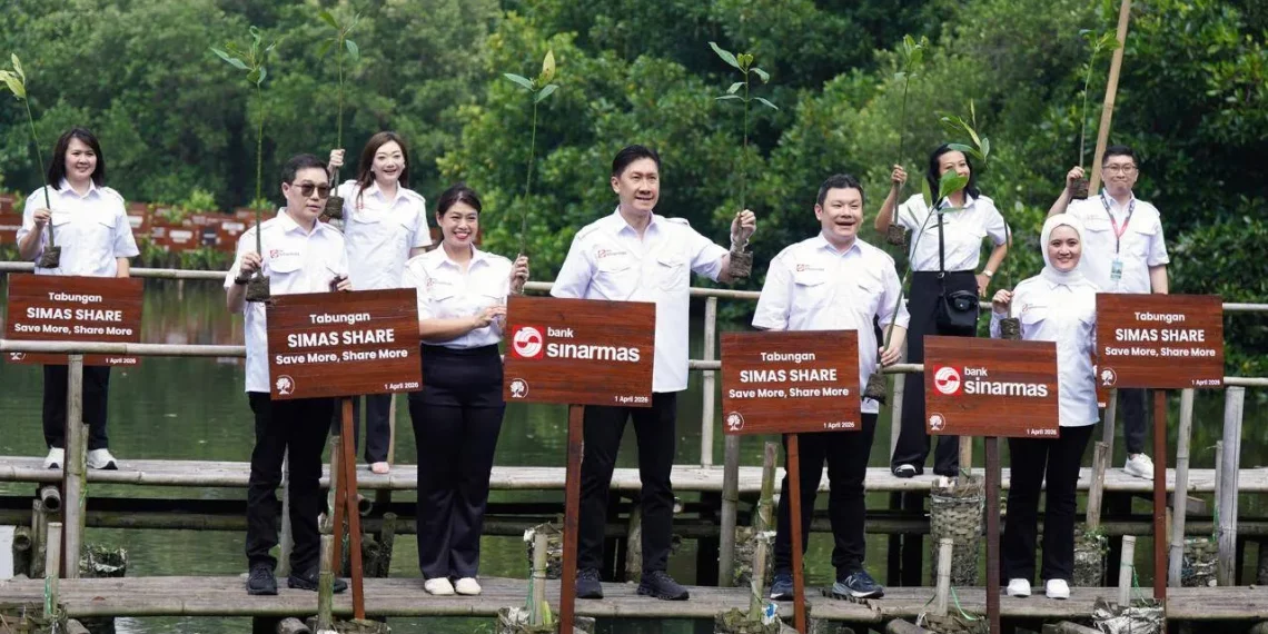 Manajemen Bank Sinarmas melakukan penanaman mangrove sekaligus meluncurkan produk Tabungan Simas Share. (Foto: Istimewa)