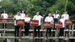 Manajemen Bank Sinarmas melakukan penanaman mangrove sekaligus meluncurkan produk Tabungan Simas Share. (Foto: Istimewa)