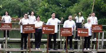 Manajemen Bank Sinarmas melakukan penanaman mangrove sekaligus meluncurkan produk Tabungan Simas Share. (Foto: Istimewa)