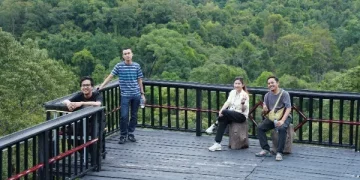 Wisatawan menikmati puncak Bukit Peramun, Belitung. (Foto: istimewa)