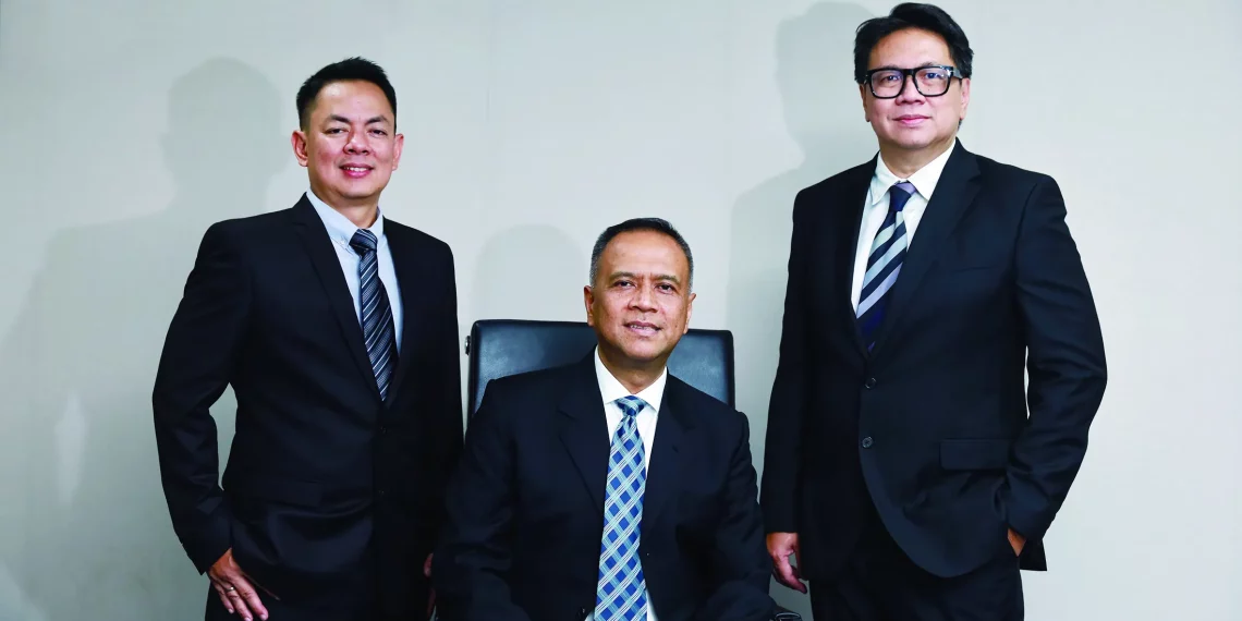 Direksi KB Bukopin Finance: Raden Ari Priyadi (Direktur), Hendra Gunawan (Direktur Utama), dan Fajar Satritama (Direktur). (Foto: Istimewa)