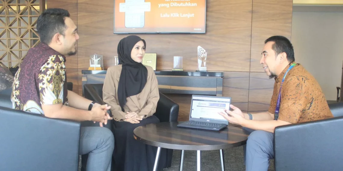 Head of Global Market and Services PT Bank Muamalat Indonesia Tbk Moh. Madina Hendrik Soe'oed (kanan) menjelaskan kepada nasabah korporasi tentang layanan cash management system MADINA di Jakarta, Kamis (9/4/2026).