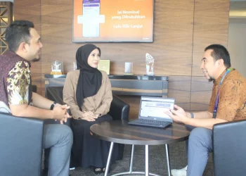 Head of Global Market and Services PT Bank Muamalat Indonesia Tbk Moh. Madina Hendrik Soe'oed (kanan) menjelaskan kepada nasabah korporasi tentang layanan cash management system MADINA di Jakarta, Kamis (9/4/2026).