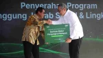 Direktur Utama Bank Syariah Nasional (Bank BSN) Alex Sofjan Noor (kiri) menyerahkan bantuan kepada Pemkot Tangerang Selatan berupa motor pengangkut sampah yang penyerahannya diserahkan kepada Wali Kota Tangsel Benyamin Davnie (kanan) di sela-sela peresmian Relokasi Kantor Cabang Bank BSN di Tangsel, Rabu (29/4/2026). (Foto: Dok. PT Bank Syariah Nasional)