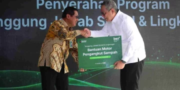 Direktur Utama Bank Syariah Nasional (Bank BSN) Alex Sofjan Noor (kiri) menyerahkan bantuan kepada Pemkot Tangerang Selatan berupa motor pengangkut sampah yang penyerahannya diserahkan kepada Wali Kota Tangsel Benyamin Davnie (kanan) di sela-sela peresmian Relokasi Kantor Cabang Bank BSN di Tangsel, Rabu (29/4/2026). (Foto: Dok. PT Bank Syariah Nasional)