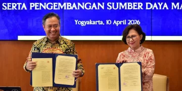 Ki-ka: Direktur Utama Bank Mantap, Panji Irawan, dan Rektor UGM, Ova Emilia. (Foto: Istimewa)