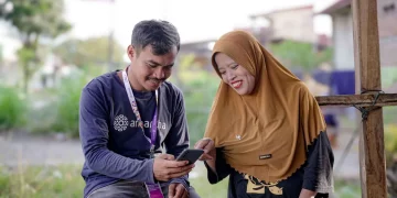 Petugas lapangan Amartha sedang memberikan pengarahan kepada salah satu mitra UMKM di Majene, Sulawesi Barat. (Foto: Dok. Amartha)