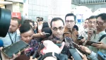 Kepala Eksekutif Pengawas Pasar Modal, Keuangan Derivatif, dan Bursa Karbon OJK, Hasan Fawzi, di Jakarta, Senin (27/4). (Foto: Steven Widjaja)